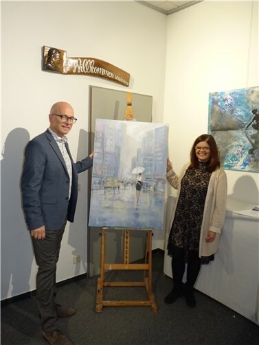 Oberbürgermeister Dirk Meid und die Künstlerin mit dem Werk „Lady with Umbrella“, mit dem sie für das Jahr 2021 für den Palm Art Award nominiert wurde.Foto: Anja Steffens/Stadt Mayen