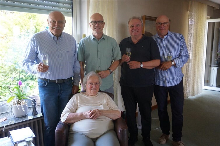Oberbürgermeister Dirk Meid (zweiter von links) gratuliert Klara Schmidt zum 95. Geburtstag