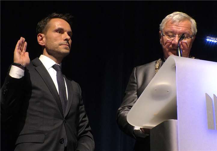 Oberbürgermeister Dr. Joachim Hofmann-Göttig bei seiner letzten Amtshandlung. Er ernannte den 42-jährigen Staatssekretär im Sozialministerium David Langner zum Oberbürgermeister von Koblenz, überreichte die Urkunde und vereidigte ihn.