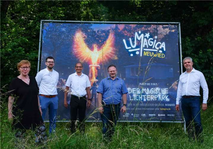 Oberbürgermeister Jan Einig (2. v. r.) und Stadtmarketing-Leiterin Petra Neuendorf begrüßen, dass dank (v. l.) MK Illumination (Sebastian Bau), Sparkasse Neuwied (Gerhard Grün) und ASA GmbH (Fred Häring) ein weiteres Corona-konformes kulturelles Angebot entsteht.Foto: Stadt Neuwied
