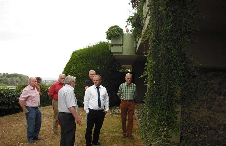 Oberbürgermeister Jan Einig (2.v.r.) lässt sich vom Vorsitzenden des Arbeitskreises, Josef Kretzer (4.v.r.) die Geschichte des spätrömischen Burgus darstellen.Privat