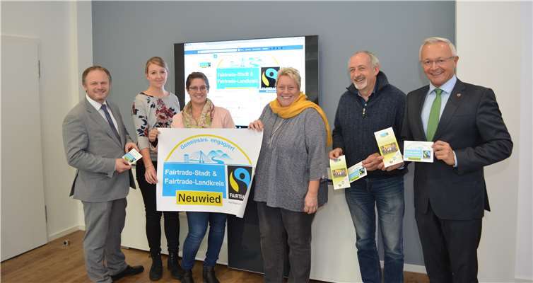 Oberbürgermeister Jan Einig, Alena Linke, Stadtverwaltung Neuwied Gabi Schäfer, Kreisverwaltung Neuwied Silke Läufer-Hermann, Kreisverwaltung Neuwied Wolfgang Rahn, Steuerungsgruppe der Fairtrade Stadt Neuwied und Landrat Achim Hallerbach (v.l.). Foto: Kreisverwaltung Neuwied