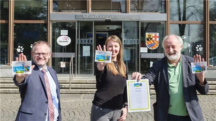 Oberbürgermeister Jan Einig, Alena Linke und Wolfgang Rahn von Steuerungsgruppe Fairtrade-Stadt sehen die erneute Fairtrade-Zertifizierung von Stadt und Kreis Neuwied als Anreiz, den fairen Handel weiter zu fördern. Quelle: Stadt Neuwied