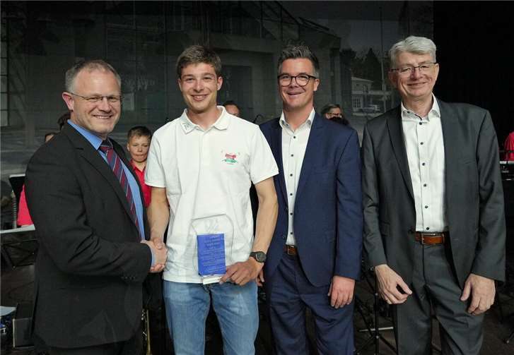 Sophia Junk und Linus David Sportler des Jahres 2024 Oberbürgermeister Jan Einig, BM Peter Jung und Beigeordneter Ralf Seemann gratulieren Ruderer Linus David zum Sportler des Jahres 2024. Fotos: FF