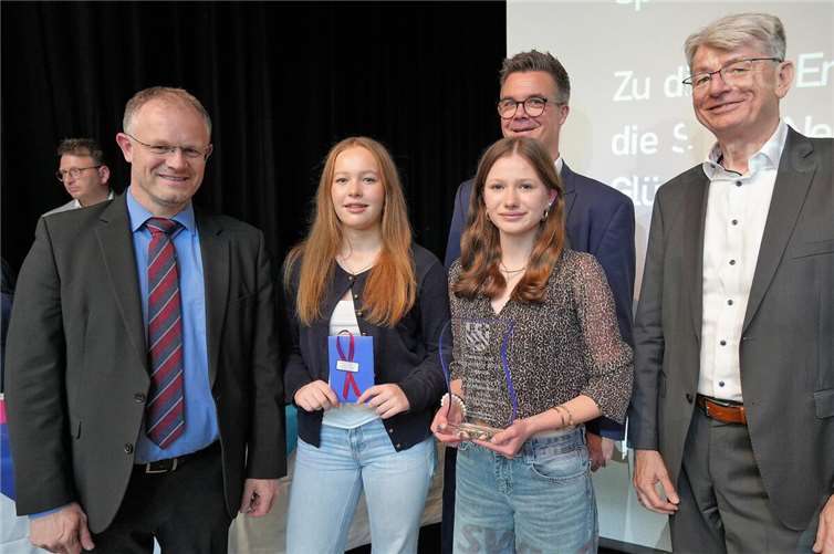 Oberbürgermeister Jan Einig, BM Peter Jung und Beigeordneter Ralf Seemann gratul...