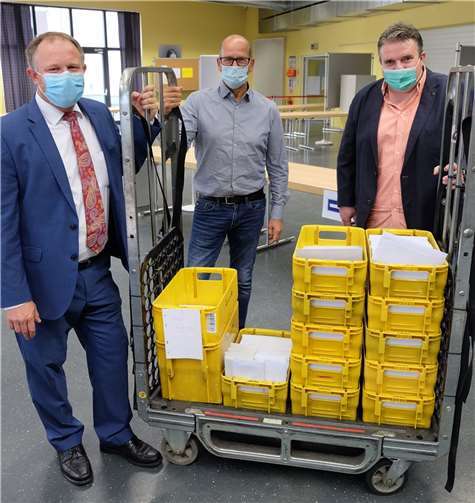 Oberbürgermeister Jan Einig, Fred Gross und Sven Stühn (v.li.) registrieren einen sehr hohen Eingang an Briefwahlanträgen.Quelle: Stadt Neuwied
