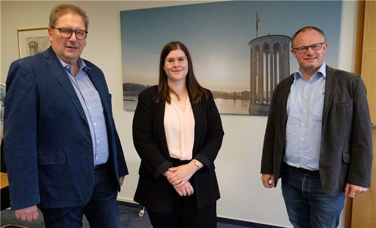 Oberbürgermeister Jan Einig begrüßte nun offiziell Alexandra Rünz. Die 31-Jährige aus Kettig ist die Nachfolgerin des scheidenden städtischen Wirtschaftsförderers Jürgen Müller (links). Foto: Stadt Neuwied