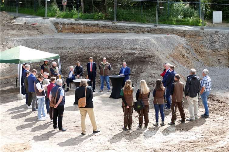 Oberbürgermeister Jan Einig, der in seiner Funktion als erster Vorsitzender des Fördervereins Zoo Neuwied e.V. den Termin eröffnete, begrüßte die Anwesenden und berichtet über das geplante Projekt.