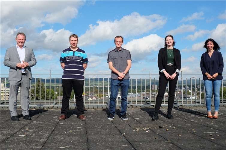 Oberbürgermeister Jan Einig freut sich über das Engagement der Azubi-Botschafter Max Esch, Robin Schneider und Melina Manns, die gemeinsam mit Ausbildungsleiterin Patricia Bresgen ihre Begeisterung für die Ausbildung bei der Stadtverwaltung Neuwied in die Schulen bringen.Quelle: Stadt Neuwied