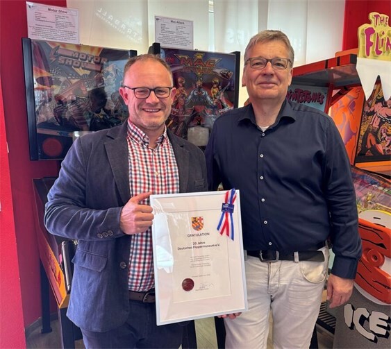 Oberbürgermeister Jan Einig gratulierte Axel Hillenbrand zum Jubiläum. 