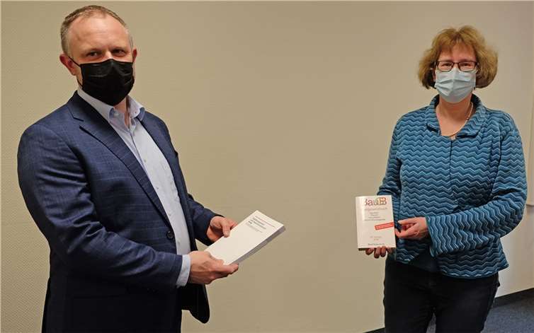 Oberbürgermeister Jan Einig hat Dr. Gabriele Hückelheim als Vorsitzendes Mitglied des Umlegungsausschusses vereidigt. Quelle: Stadt Neuwied