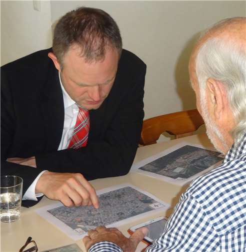 Oberbürgermeister Jan Einig im Gespräch. Stadt Neuwied