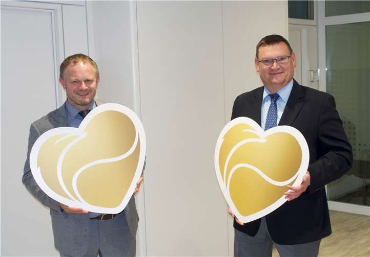 Oberbürgermeister Jan Einig (l.) und SWN-Geschäftsführer Stefan Herschbach freuen sich und hoffen, dass mit dem erweiterten Sponsoring die Vereine und damit ein wichtiger Pfeiler für ein lebendiges Neuwied gestärkt werden können. Foto: Stadtwerke Neuwied