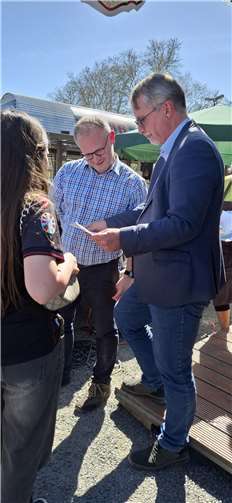 Feierliche Eröffnung der Neuwieder Osterkirmes bei wolkenlosem Himmel Oberbürgermeister Jan Einig (l.) und Sven Lefkowitz (r.) beim Entgegennehmen der Bilder.