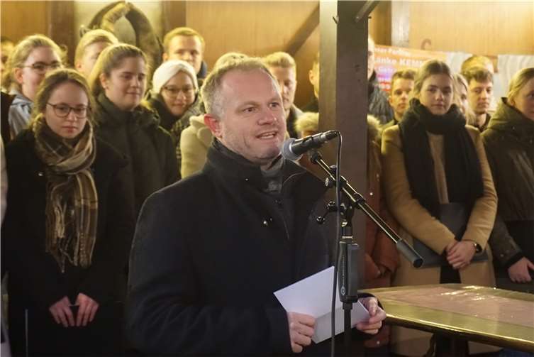 Oberbürgermeister Jan Einig lädt die Besucher zum Knuspermarkt ein und verspricht ein abwechslungsreiches Programm. Fotos: FF
