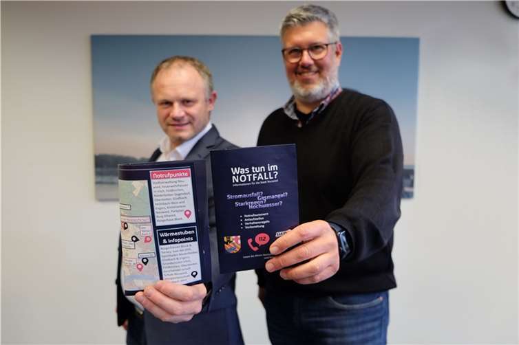Oberbürgermeister Jan Einig (li.) und der Leiter des Krisenstabs, Sebastian Wolff, präsentieren den Flyer, der im Dezember erscheint und wichtige Informationen für den Krisenfall enthält. Quelle: Stadt Neuwied