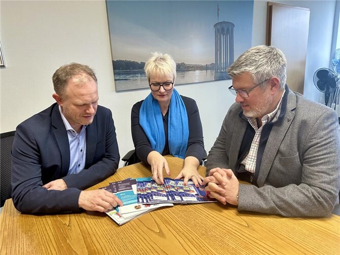 Oberbürgermeister Jan Einig (links) und Krisenstabsleiter Sebastian Wolff freuen sich, dass Kollegin Simone Fischer die Stadt jetzt als offizielle Krisenmanagerin auf alle Fälle vorbereitet.  Foto: Stadt Neuwied / Ulf Steffenfauseweh
