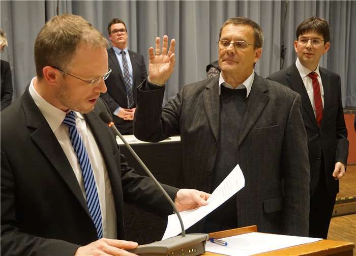 Oberbürgermeister Jan Einig nimmt dem neuen ehrenamtlichen Beigeordneten Dieter Mees (SPD) den Amtseid ab. -FF-