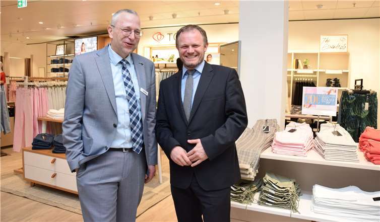 Oberbürgermeister Jan Einig (re.) gratulierte Geschäftsleiter Lutz Hockemeier zur Eröffnung. Fotos: UBU