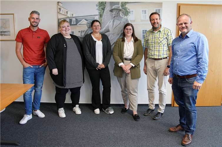 Oberbürgermeister Jan Einig (rechts) empfing gemeinsam mit Alexandra Rünz, Wirtschaftsförderung, (4. von links) und Citymanagerin Michaela Ullrich (3. von links) das BNI-Führungsteam aus (v.l.) Benjamin Lorscheid, Yvonné Ritz und Erik Müller.  Foto: Stadt Neuwied / Nadine Schöneberg