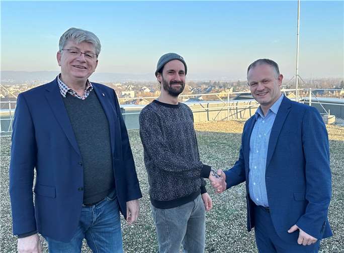 Oberbürgermeister Jan Einig (rechts) und Beigeordneter Ralf Seemann (links) zeigten Daniel Diehl auf dem Dach des Verwaltungshochhauses, dass dieses im Zuge der Hagel-Sanierung begrünt worden ist.  Foto: Stadt Neuwied/Ulf Steffenfauseweh