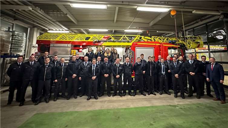 Oberbürgermeister Jan Einig (rechts) verpflichtete 30 ehrenamtliche Feuerwehrleute. Feuerwehrleiter Kai Jost (zweiter von links) und die Spitzen der acht Neuwieder Löschzüge freuen sich über die Unterstützung.  Foto: Stadt Neuwied