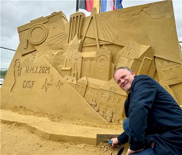 Oberbürgermeister Jan Einig setzte den symbolischen „Final Cut“.  Foto: Stadt Neuwied