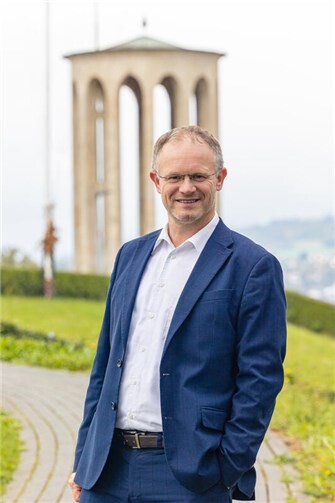 „Wir machen Neuwied stark für die Zukunft“ Oberbürgermeister Jan Einig startet in die zweite Amtszeit.  Foto: Stadt Neuwied/Der Passigraf