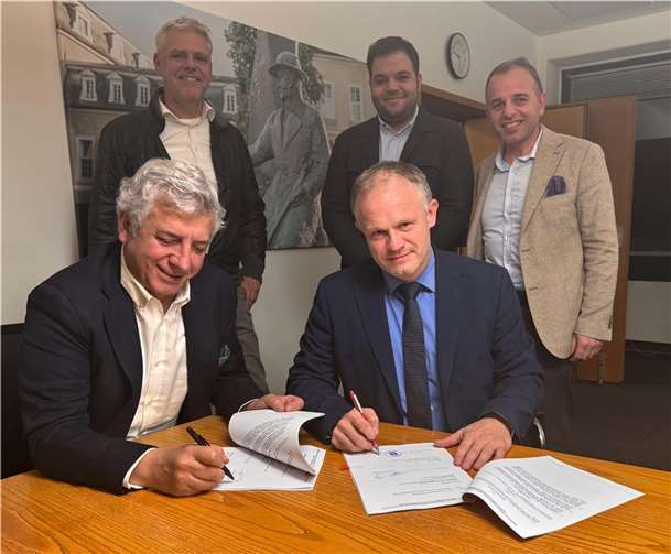 Oberbürgermeister Jan Einig und Asas-Firmenchef Safa Bayar Yavuz freuen sich, dass die Entwicklung des ehemaligen Rasselstein-Areals immer konkreter wird und der Stadtrat nun den Aufstellungsbeschluss für einen ersten Bebauungsplan auf den Weg gebracht hat.  Foto: Stadt Neuwied / Ulf Steffenfauseweh