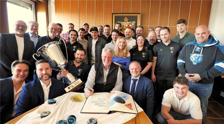 Oberbürgermeister Jan Einig und Bürgermeister Peter Jung empfingen den EHC mit allen Spielern, Betreuern, Trainer und Management im Rathaus. Foto: FF