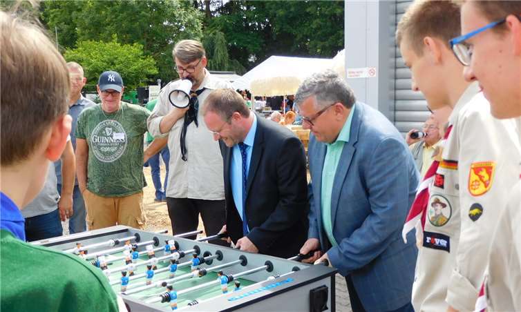 Oberbürgermeister Jan Einig und Kreisbeigeordneter Michael Mahlert versuchten die Geschäftsführer der Informa gGmbH im Kicker-Match abzuzocken.Informa gGmbH