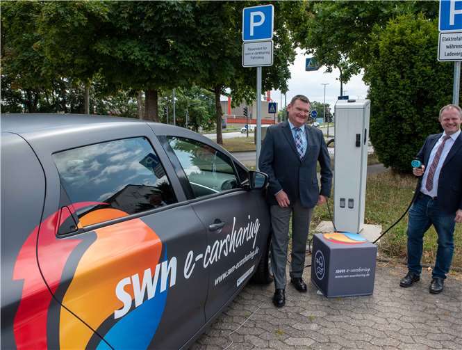 Oberbürgermeister Jan Einig und SWN-Geschäftsführer Stefan Herschbach nahmen die siebte Carsharing-Station an der Stadtverwaltung in Betrieb. Zudem gibt es hier durch einen weiteren Ladeplatz die Möglichkeit für E-Auto-Besitzer, ihren Stromer mit neuer Energie zu ´betanken´. Der Wagen steht am Mitarbeiterparkplatz der Stadtverwaltung an der Engerser Landstraße, unmittelbar vor dem Abbiegen in die Hermannstraße. Foto: Stadtwerke Neuwied