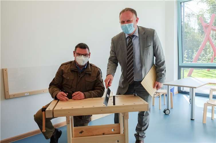 Oberbürgermeister Jan Einig und Stefan Herschbach, Geschäftsführer der Stadtwerke Neuwied, sind begeistert von der kindgerechten Werkbank in der Kita Niederbieber.Fotos: Stadt Neuwied