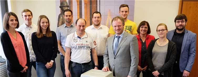 Oberbürgermeister Jan Einig und das Team des Briefwahlbüros. Foto: Stadt Neuwied