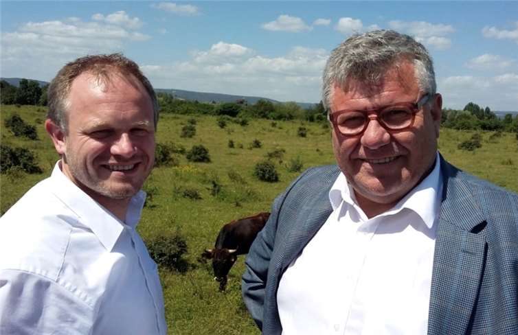 Oberbürgermeister Jan Einig und der 1. Kreisabgeordnete und Umweltdezernent Michael Mahlert trafen sich zum Informationsaustausch im Engerser Feld. Foto: Privat