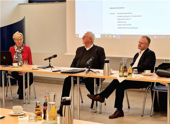 Oberbürgermeister Jan Einig (v.l.), Rolf Löhmer, Vorsitzender des Heimat-und Verschönerungsvereins Oberbieber und Dr. Marie-Luise Stoll-Stefan, Bürgerstiftungsberaterin, erläutern Organisation, Ziele, Prozesse und Gremien der Bürgerstiftung.