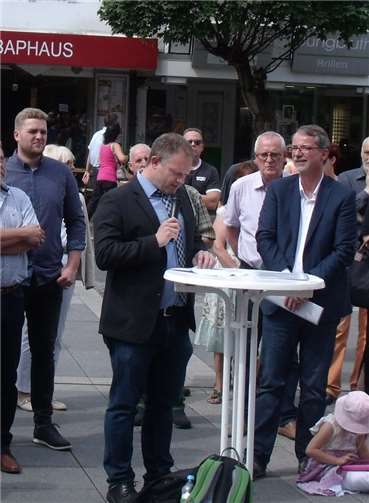 Oberbürgermeister Jan Einig zeigte sich ebenso solidarisch. Auch Landtagsabgeordneter Sven Lefkowitz (re.) bekundete seine Betroffenheit.