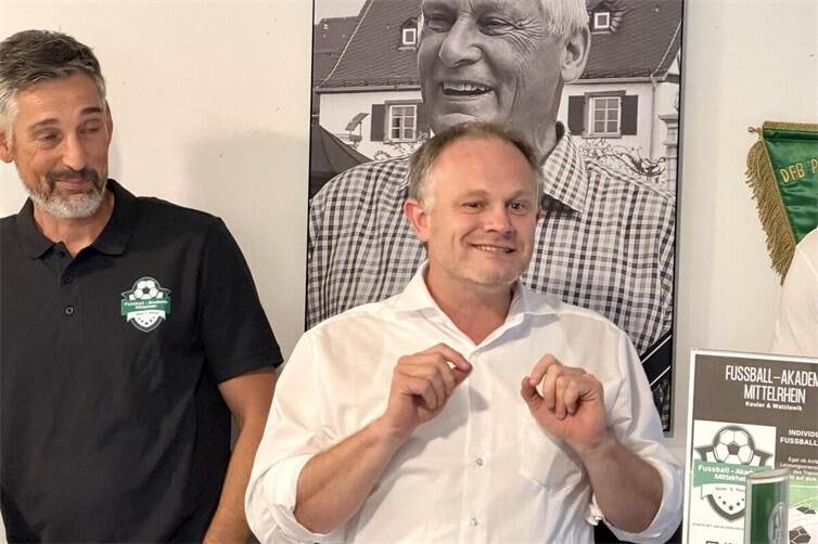 Oberbürgermeister Jan Einig zog im Namen der Stadt den Hut vor der Entwicklung des FV Engers. „Ganz klar das fußballerische Aushängeschild der Stadt“, sagte er. Links auf dem: Carsten Keuler, der gemeinsam mit Sascha Watzlawik die Fußballakademie Mittelrhein betreibt. 