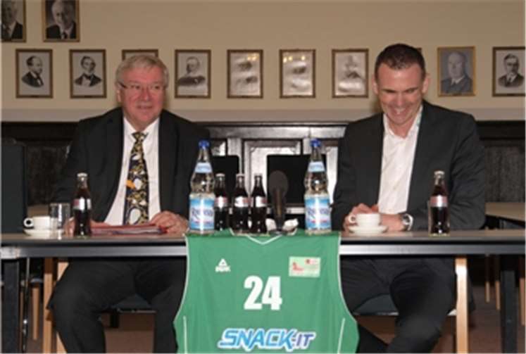 Oberbürgermeister Joachim Hoffmann-Göötig und Thomas Klein waren sich einig, dass es eine spannende Angelegenheit für die Stadt Koblenz und den Basketballsport im Besonderen sein wird.