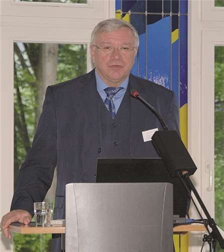 Oberbürgermeister Joachim Hofmann-Göttig kam mit Glückwünschen zum 5-jährigen Geburtstag der Interventionsstelle Koblenz und dem 15-jährigen Geburtstag des Frauenhauses Koblenz.