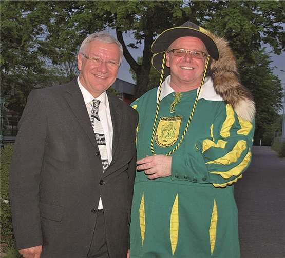 Oberbürgermeister Joachim Hofmann-Göttig (l.) kam gerne zum Jubiläumsempfang und Udo Hartmann 1.Vorsitzenden des Fanfarenzuges Karthause brachte seine Freude darüber gerne zum Ausdruck.