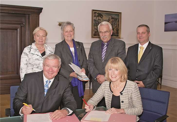 Oberbürgermeister Joachim Hofmann-Göttig und Bürgermeisterin Marie-Theres Hammes-Rosenstein unterzeichneten gemeinsam die Charta zur Betreuung schwerstkranker und sterbender Menschen in Deutschland.US