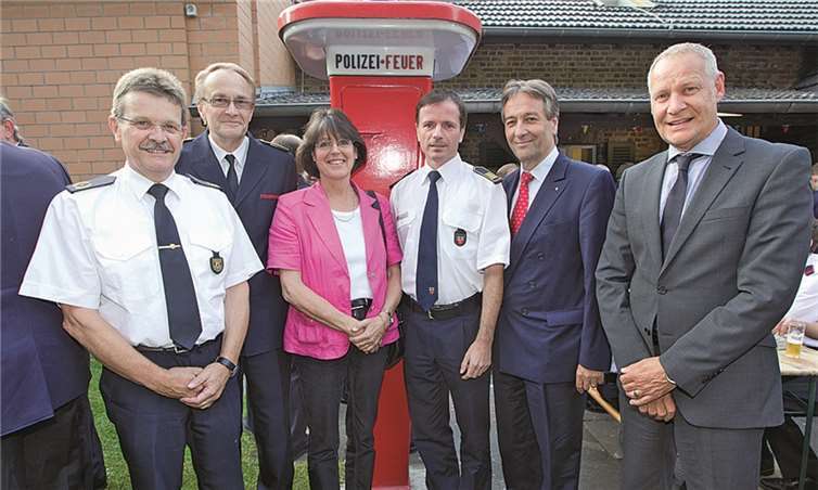 Oberbürgermeister Jürgen Nimptsch und Kreisdirektorin Annerose Heinze dankten den Einsatzkräften für ihr Engagement im Hochwassergebiet in Sachsen-Anhalt: v.li. Kreisbrandmeister Walter Jonas, Helmut Exner, Brandschutzdezernent Bezirksregierung Köln, Kreisdirektorin Annerose Heinze, Jochen Stein, Chef der Bonner Feuerwehr, Oberbürgermeister Jürgen Nimptsch, Feuerwehrdezernent Wolfgang Fuchs. privat