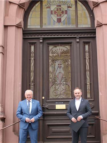 Oberbürgermeister Labonte und Bürgermeister Mike Weiland mit Abstand vor dem Lahnsteiner Rathaus. Foto: Eva Dreiser / Stadtverwaltung Lahnstein