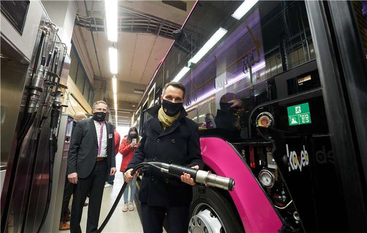 Oberbürgermeister Langner legte selbst beim Betanken der ersten Busse mit Hand an. Foto: Stadt Koblenz