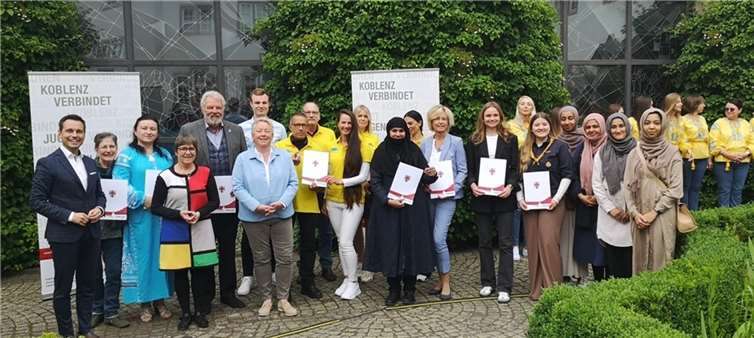 Oberbürgermeister Langner und Bürgermeistern Mohrs zusammen mit Trägerinnen und Trägern der Ehrennadeln. Foto: Stadt Koblenz/Susan Krause