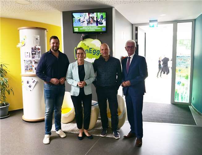 Oberbürgermeister Lennart Siefert, Bildungsministerin Fr. Dr. Stefanie Hubig, Kita-Leiter Björn Schrewe-Mangold und der Geschäftsführer der UK RLP freuen sich über die Auszeichnung der Kita „LahnEggs“ mit dem landesweites Qualitätssiegel „Bewegungskita“.
