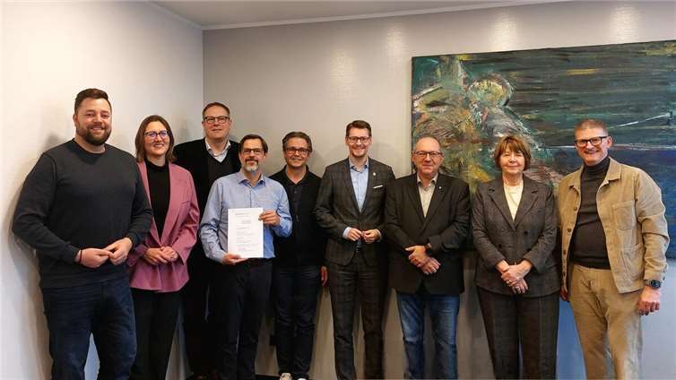 Oberbürgermeister Lennart Siefert, Bürgermeisterin Kathrin Laymann, KoblenzTouristik Geschäftsführer Claus Hoffmann, Geschäftsführer Jochen BenekensteinSchultheiß, Stephan Sandmann vom Verein SMART e. V., Stadtbeigeordneter Markus Fischer, Ortsbürgermeister Peter Heil, Notarin Dr. Christiane Schwab und Stadtbürgermeister Jörg Schüller (v. l. n. r.) freuen sich, dass Rhein in Flammen zwischen Koblenz und Spay auch weiterhin eine Zukunft hat. Gemeinsam besiegelten sie die Gründung der Rhein in Flammen GmbH, die künftig die Durchführung der Veranstaltung übernimmt. Foto: Markus Fischer