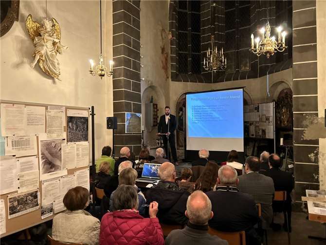 Oberbürgermeister Lennart Siefert bei seiner Ansprache zur Ausstellungseröffnung.  Foto: Bernd Geil / Stadtverwaltung Lahnstein