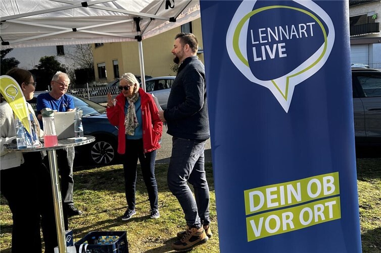 Oberbürgermeister Lennart Siefert besprach am Pfarrzentrum die Anliegen der Bürgerinnen und Bürger.